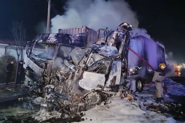 Samarqandda ikki yuk mashinasi to‘qnashdi 🚛