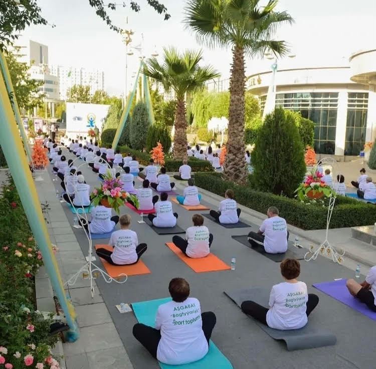Ashxobodda Xalqaro yoga kuni nishonlandi 🧘♂️